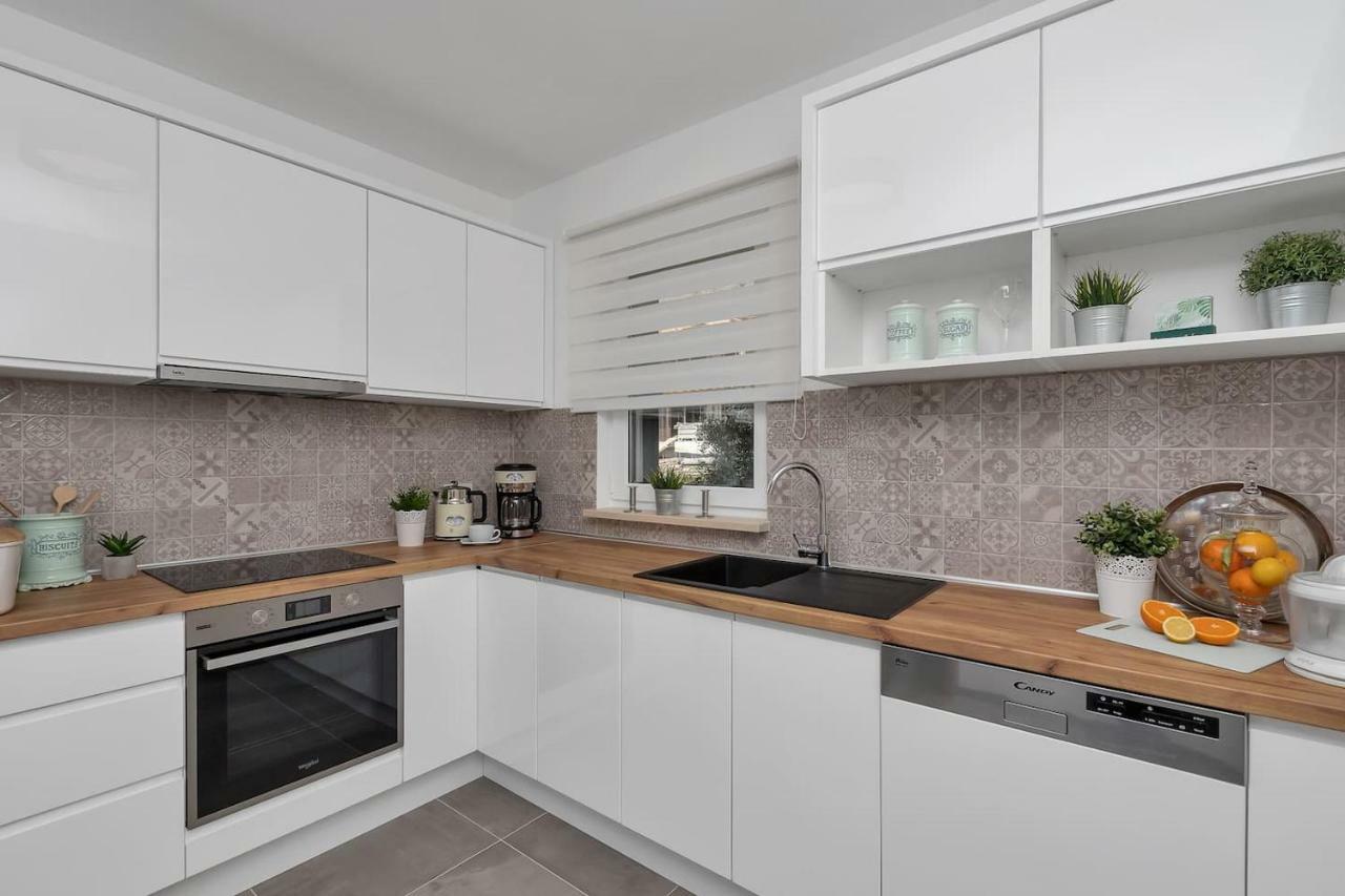 Charming Apartment Tissa With Sea View Makarska Buitenkant foto